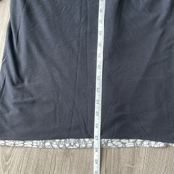 Lululemon long black-and-white abstract lined tunic. - Picture 5 of 7
